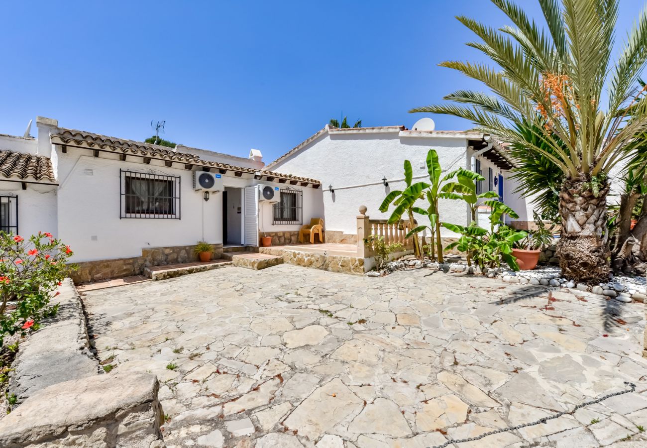 Bungalow en Moraira - SAN JAIME, bonito bungalow en Moraira para 4 adultos y 2 niños con piscina comunitaria y wifi gratis