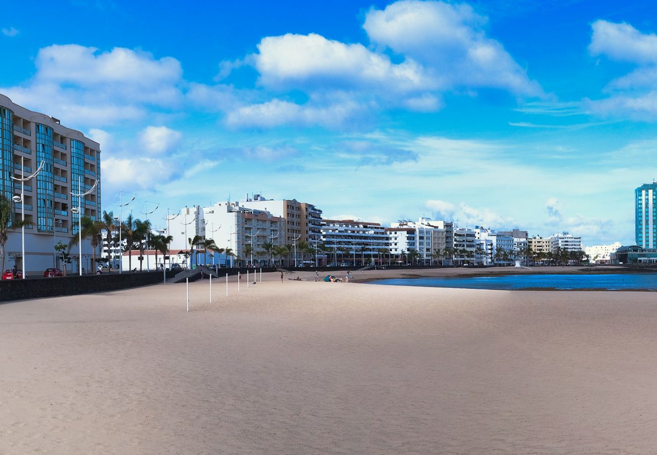 Apartamento en Arrecife - casa Victoria-frente a la Playa del Reducto, plaza de garaje,wifi, aire acondicionado