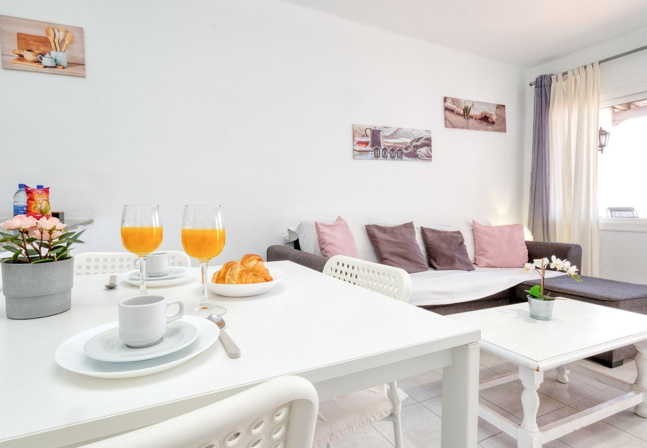 Apartamento en Puerto del Carmen - suite Abora- Relax 500m de la playa, wifi rápido