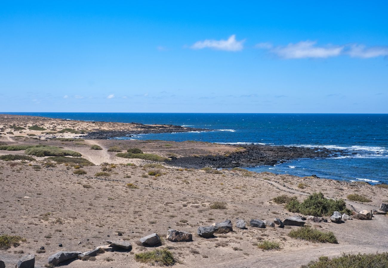 Casa en  Famara - Karma Famara 1  - a 25m del mar, wifi rapido y azotea con vista al mar 