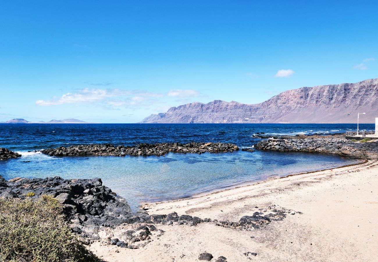 Casa en  Famara - Karma Famara 1  - a 25m del mar, wifi rapido y azotea con vista al mar 