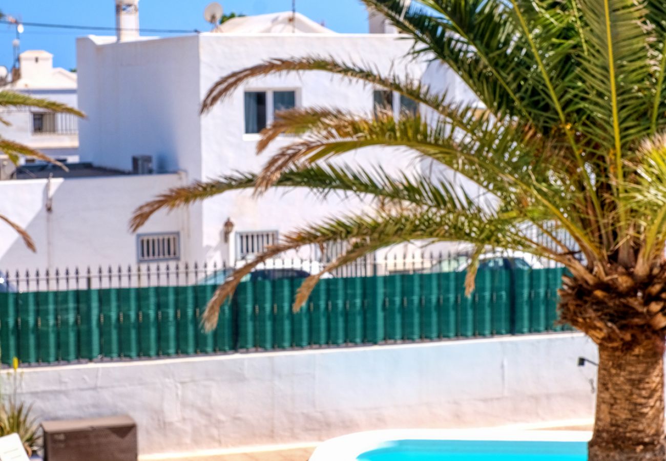 Apartamento en Puerto del Carmen - Chez Carmen - Coqueta y moderna casa con vistas al mar, piscina y WIFI con fibra