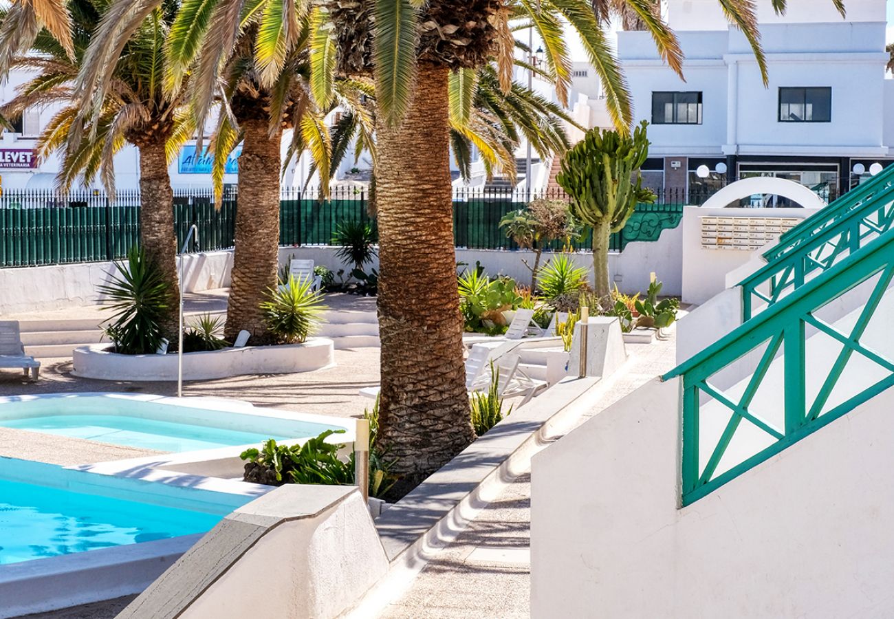 Apartamento en Puerto del Carmen - Chez Carmen - Coqueta y moderna casa con vistas al mar, piscina y WIFI con fibra