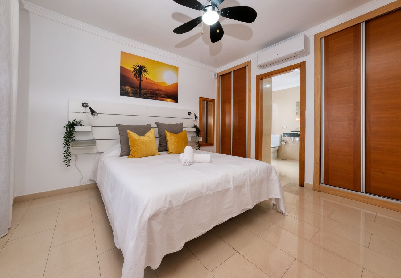 Villa en Playa Blanca - Villa Flavia, piscina privada, jacuzzi, sala de juegos y vista al mar. ECO