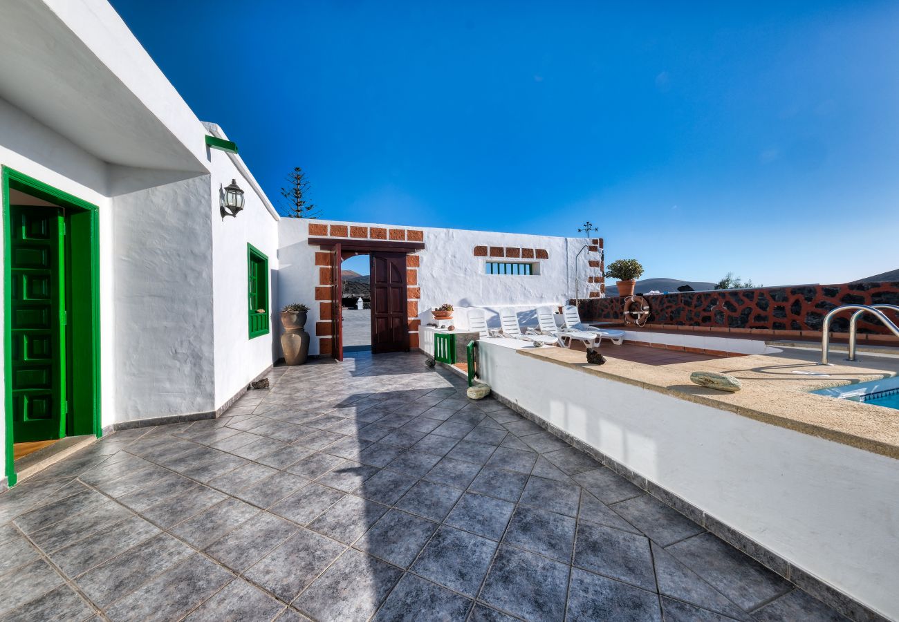 Casa en Yaiza - Casa Diama 1: vista a la Geria y piscina compartida 