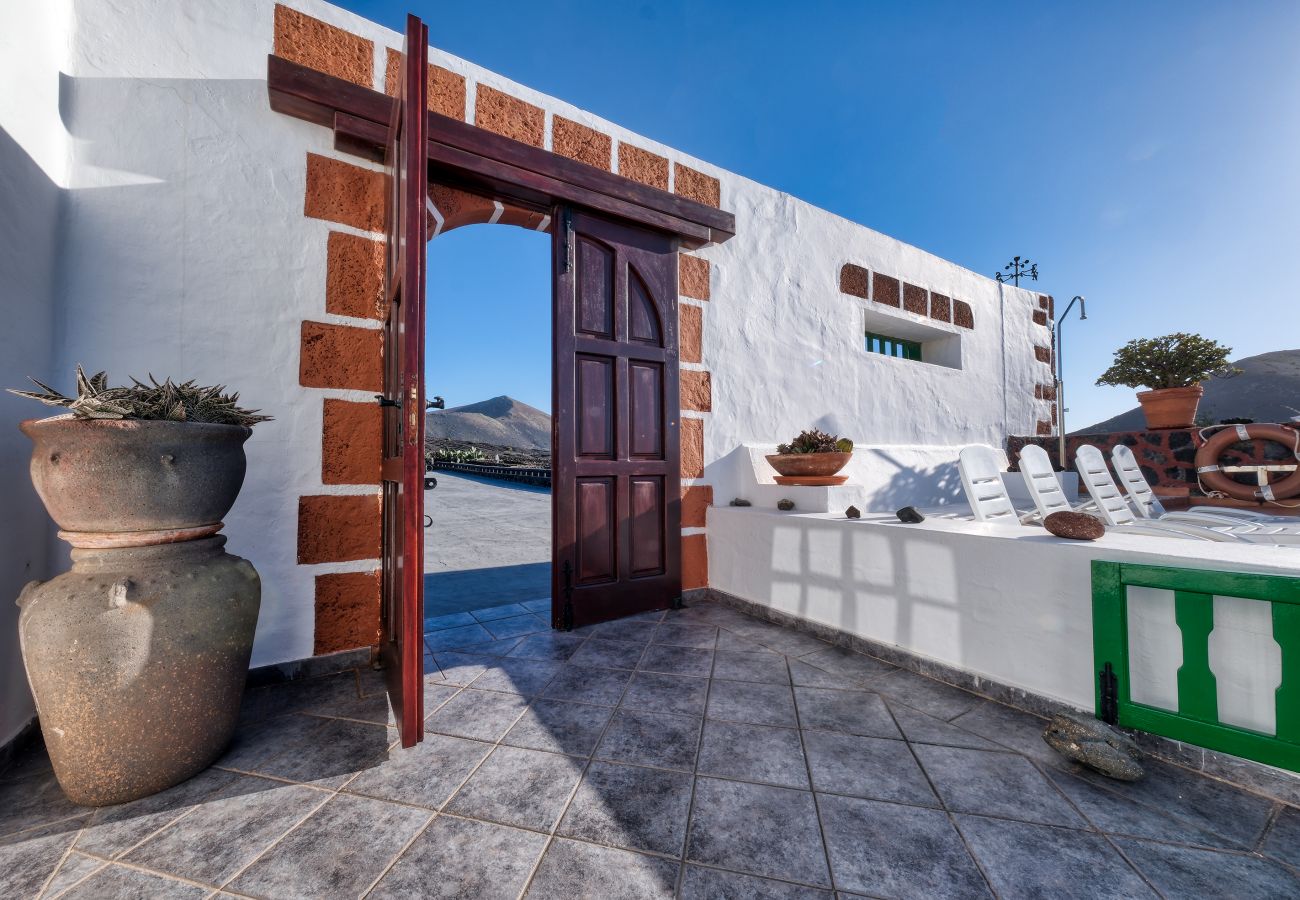 Casa en Yaiza - Casa Diama 1: vista a la Geria y piscina compartida 