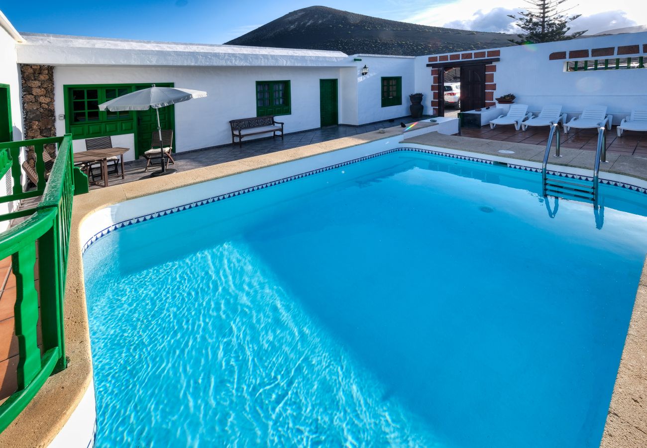 Casa en Yaiza - Casa Diama 1: vista a la Geria y piscina compartida 