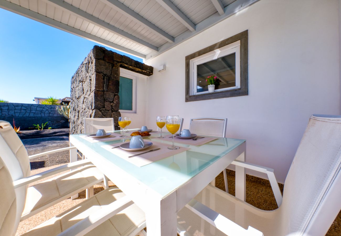 Casa en Playa Blanca - Blue Waves House con piscina climatizada, barbacoa, bicicletas 