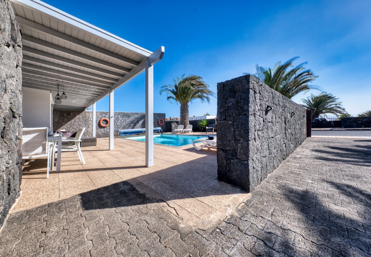 Casa en Playa Blanca - Blue Waves House con piscina climatizada, barbacoa, bicicletas 