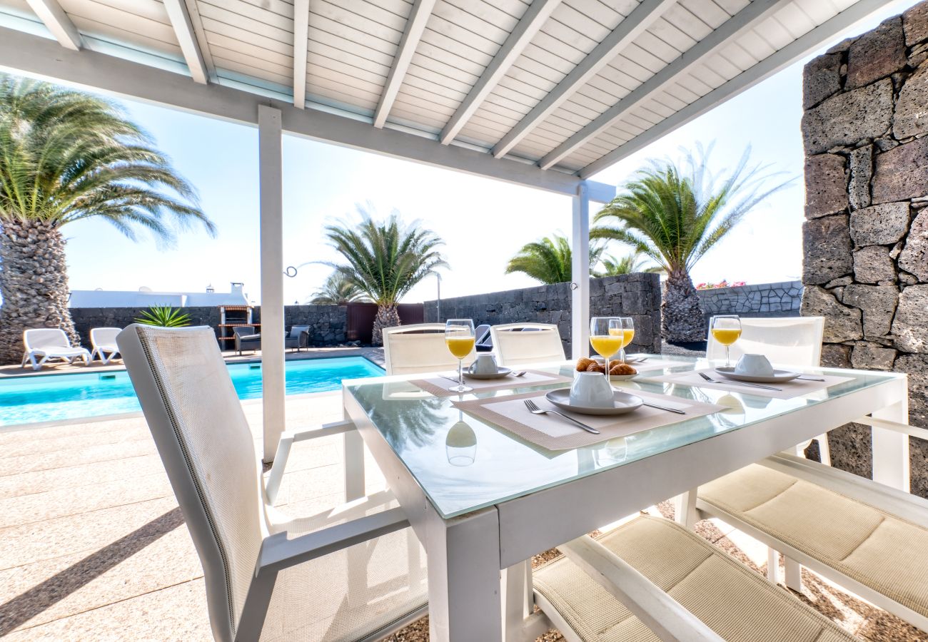 Casa en Playa Blanca - Blue Waves House con piscina climatizada, barbacoa, bicicletas 