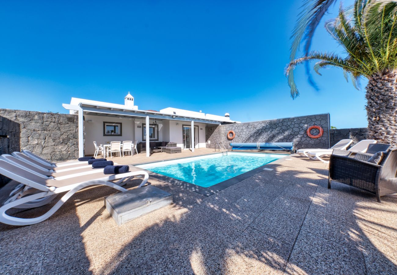 Casa en Playa Blanca - Blue Waves House con piscina climatizada, barbacoa, bicicletas 