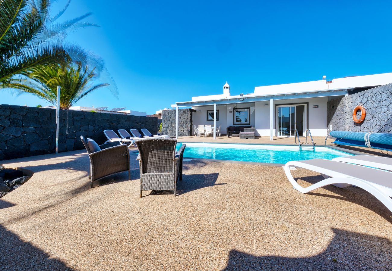 Casa en Playa Blanca - Blue Waves House con piscina climatizada, barbacoa, bicicletas 