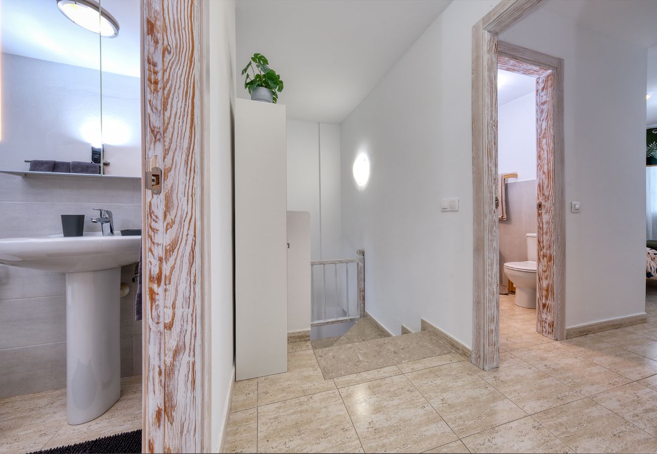 Alquiler por habitaciones en Costa Teguise - suite con dos camas individuales y baño compartido 