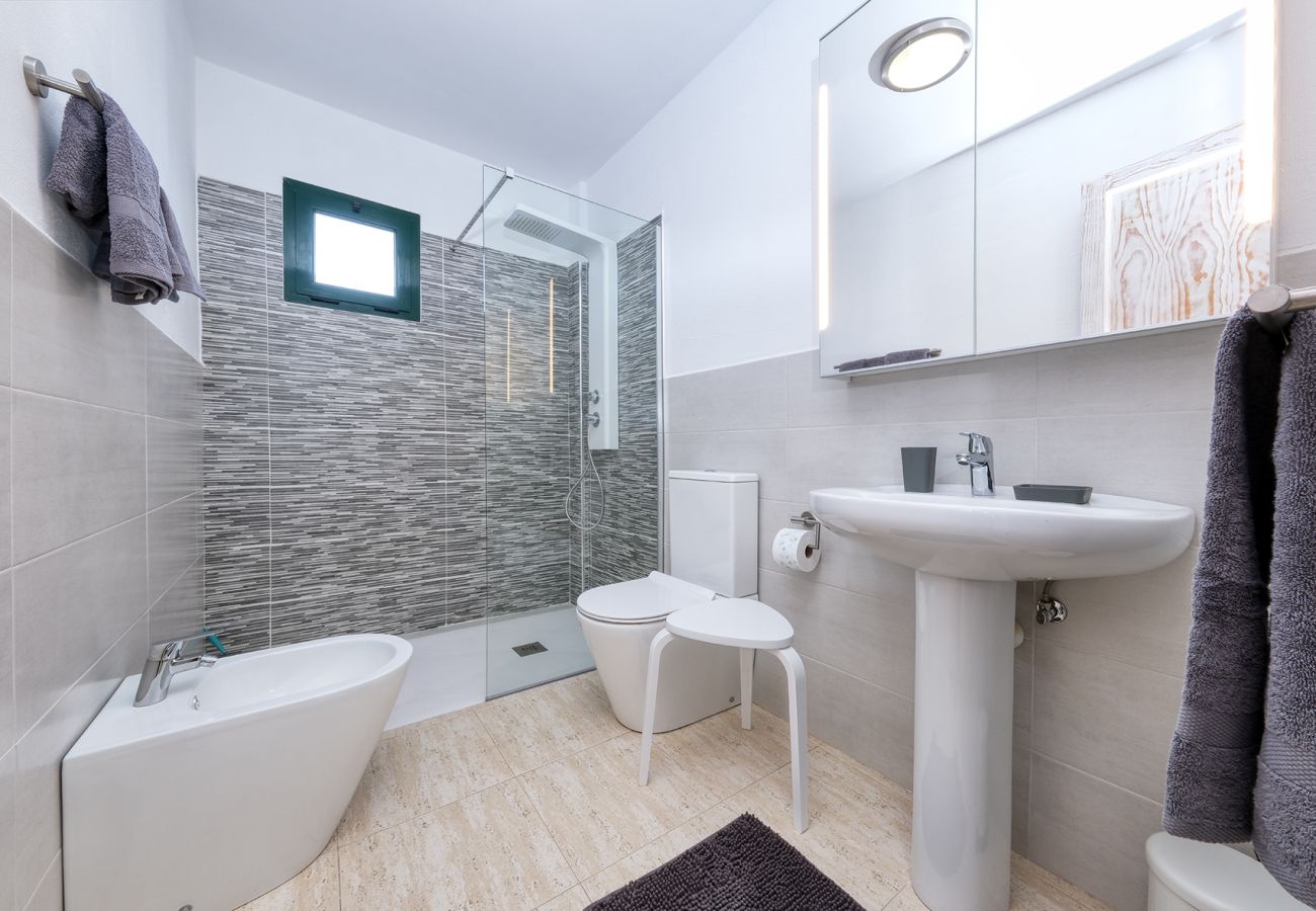 Alquiler por habitaciones en Costa Teguise - suite con dos camas individuales y baño compartido 