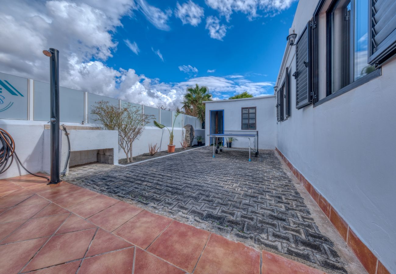 Casa en Playa Blanca - Villa Arena Blanca with Private Pool and BBQ