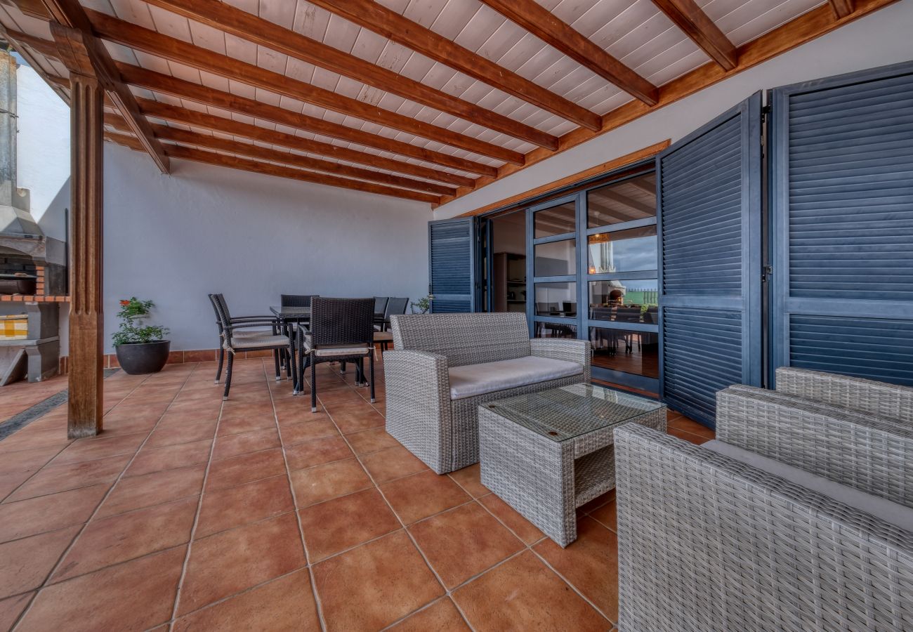 Casa en Playa Blanca - Villa Arena Blanca with Private Pool and BBQ