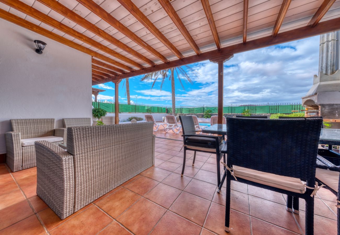 Casa en Playa Blanca - Villa Arena Blanca with Private Pool and BBQ