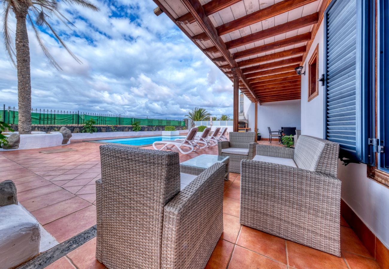 Casa en Playa Blanca - Villa Arena Blanca with Private Pool and BBQ