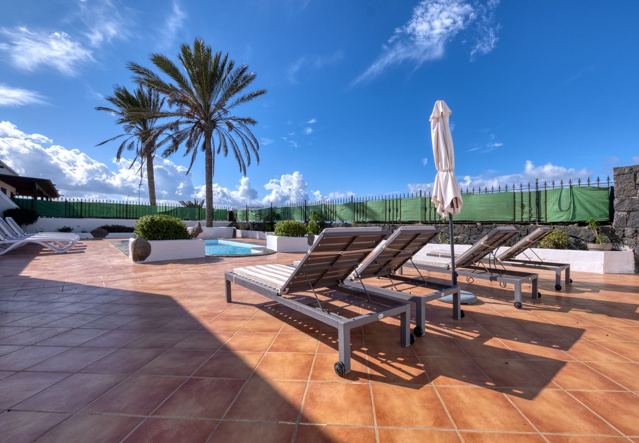 Casa en Playa Blanca - Villa Arena Blanca with Private Pool and BBQ