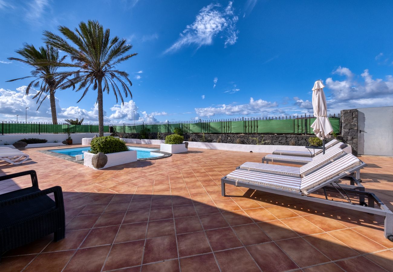 Casa en Playa Blanca - Villa Arena Blanca with Private Pool and BBQ