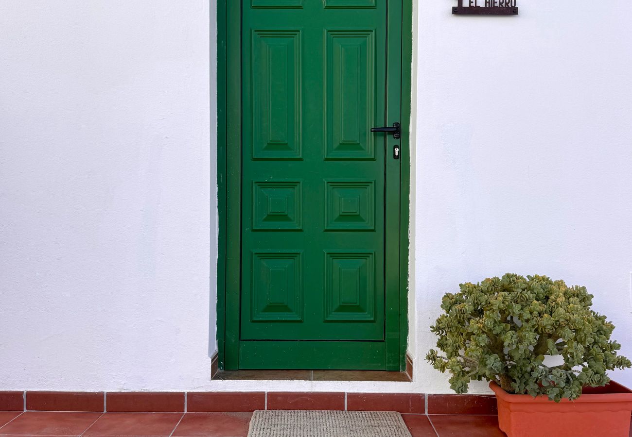 Casa en Tinajo - NoPasaNada: apartmento privado el Hierro, vistas al jardín