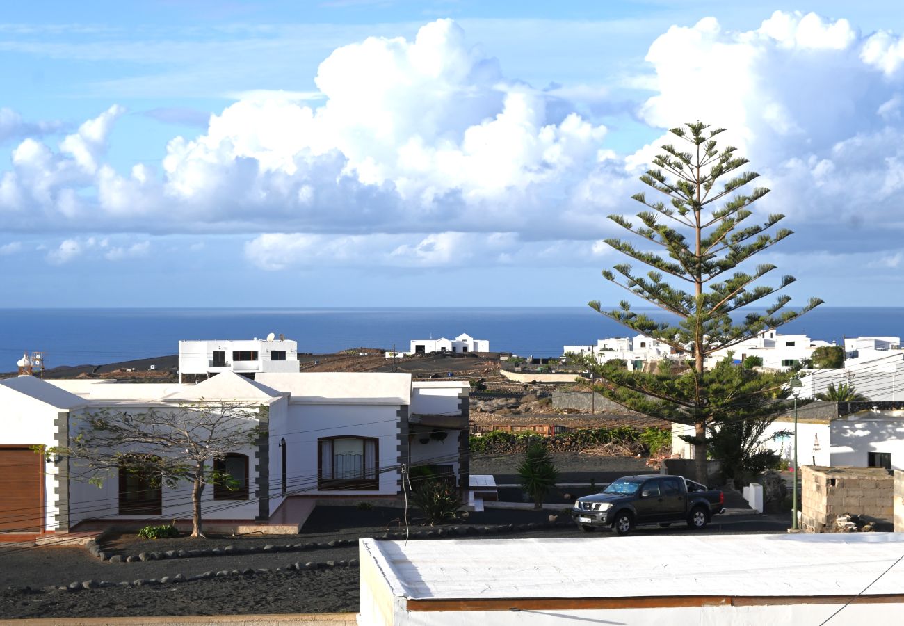 Alquiler por habitaciones en Tinajo - Casa NoPasaNada: habitación La Palma con baño privado 