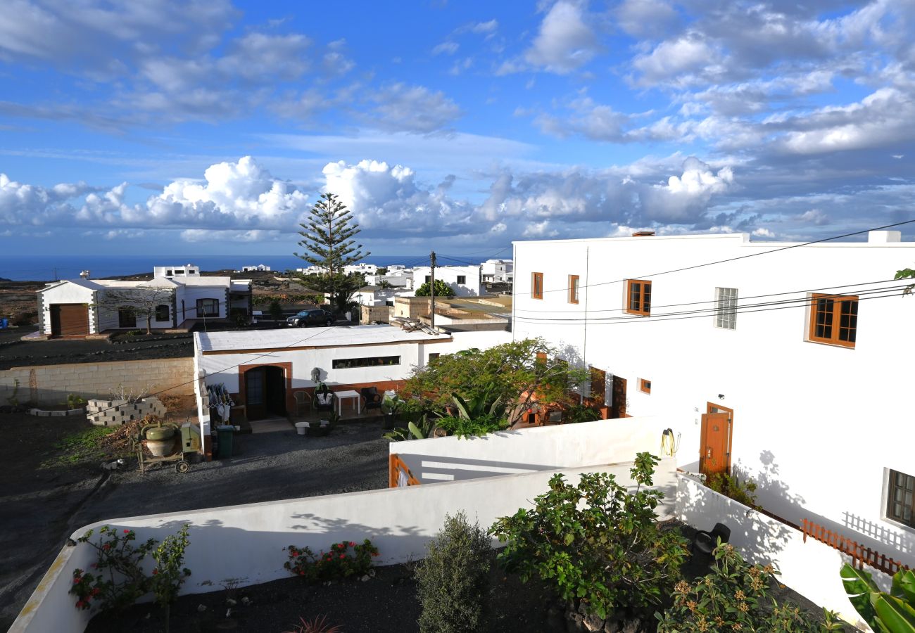 Alquiler por habitaciones en Tinajo - Casa NoPasaNada: habitación La Palma con baño privado 