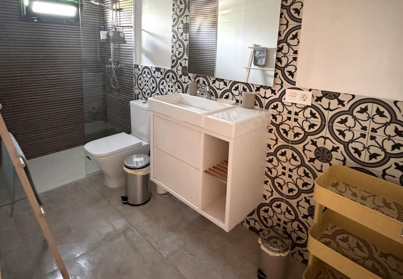 Alquiler por habitaciones en Tinajo - Casa NoPasaNada: habitación La Palma con baño privado 