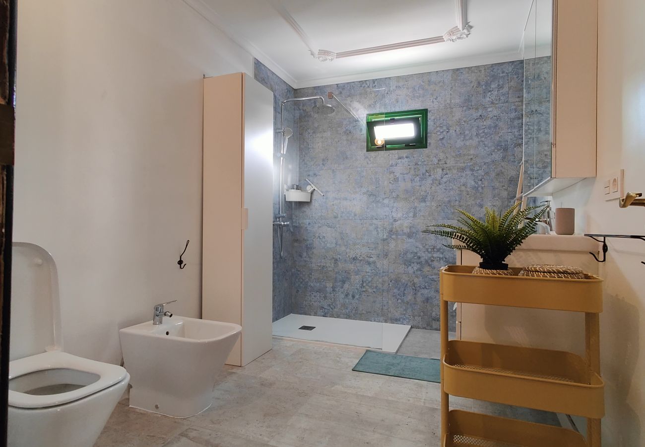 Alquiler por habitaciones en Tinajo - Casa NoPasaNada: habitación La Gomera con baño privado exterior