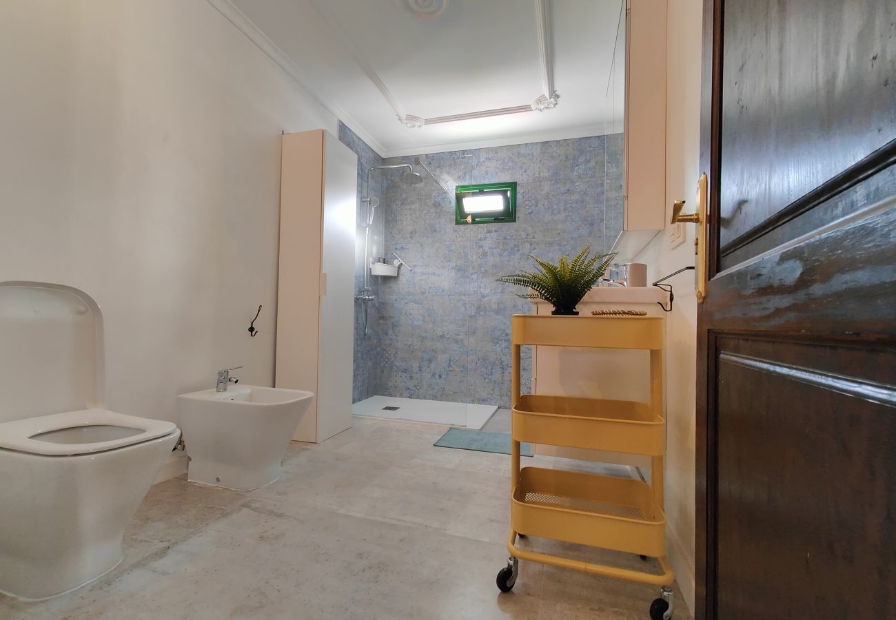 Alquiler por habitaciones en Tinajo - Casa NoPasaNada: habitación La Gomera con baño privado exterior