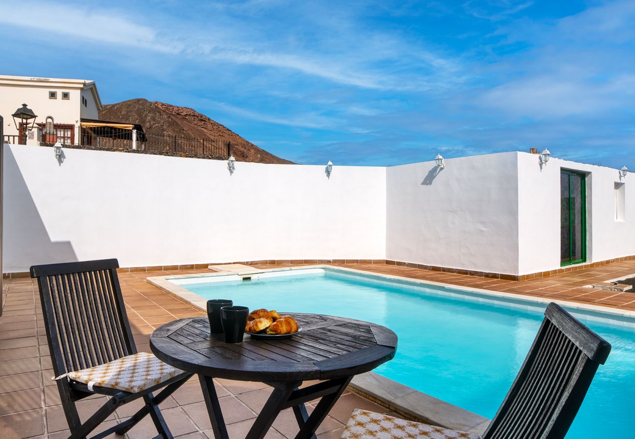 Ferienhaus in Playa Blanca - Casa Fatmar Montaña Roja - Geräumiges Ferienhaus mit Privat Pool. Haustiere erlaubt