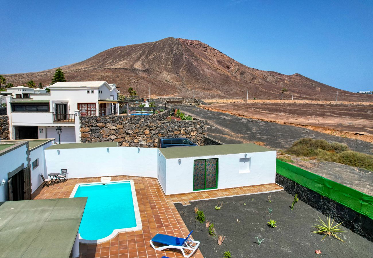 Ferienhaus in Playa Blanca - Casa Fatmar Montaña Roja - Geräumiges Ferienhaus mit Privat Pool. Haustiere erlaubt