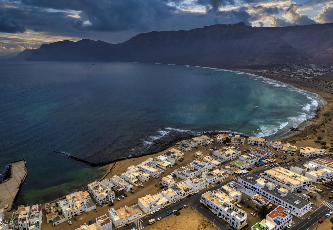 Ferienhaus in  Famara - Casa Hespi-Blick auf den Famara-Strand