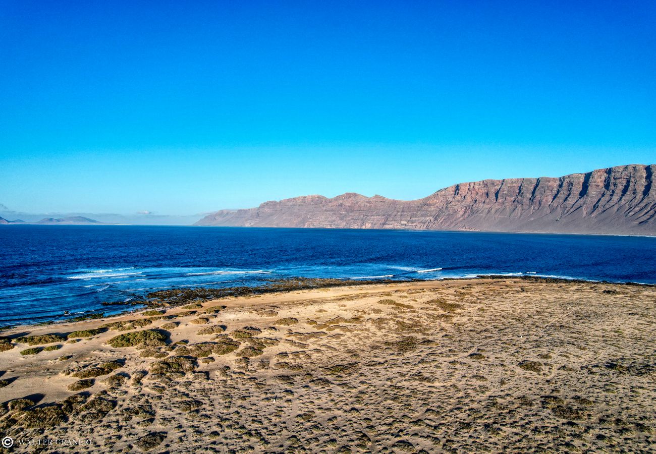 Ferienhaus in  Famara - Casa Hespi-Blick auf den Famara-Strand