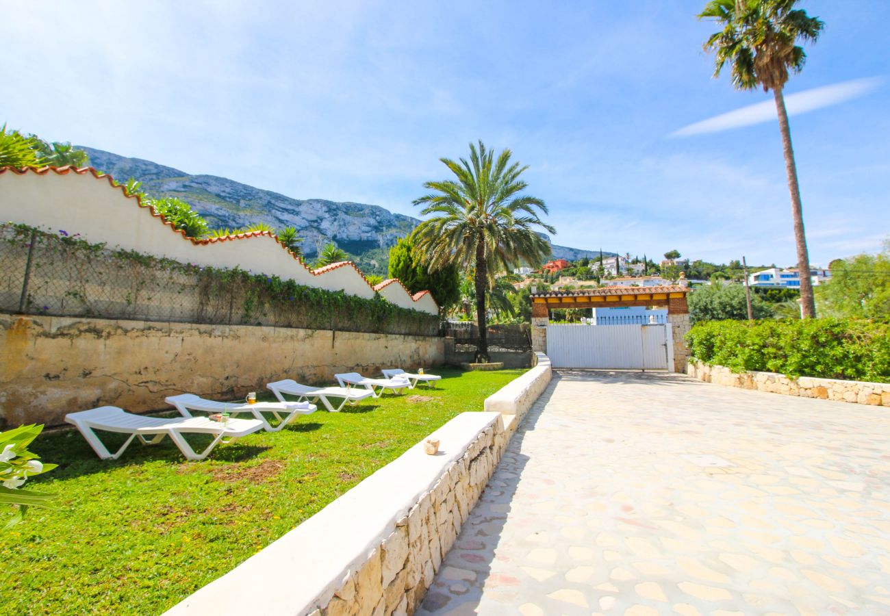 Villa in Denia - Große Villa in Montgó mit Pool