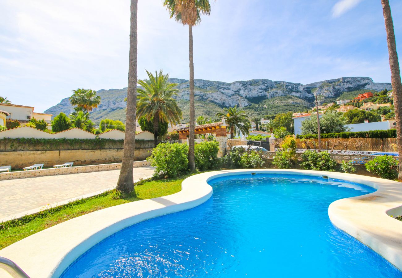 Villa in Denia - Große Villa in Montgó mit Pool