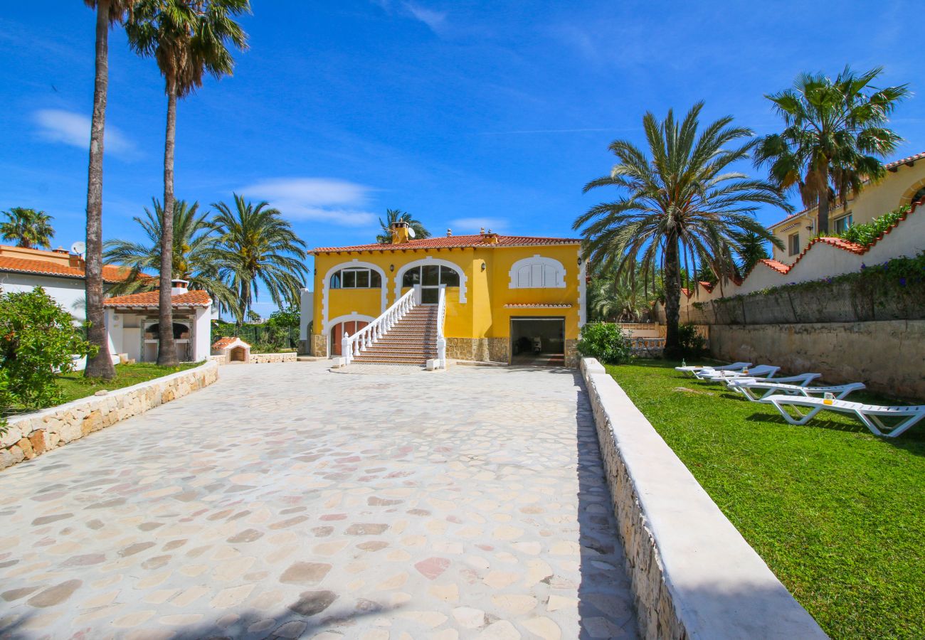 Villa in Denia - Große Villa in Montgó mit Pool