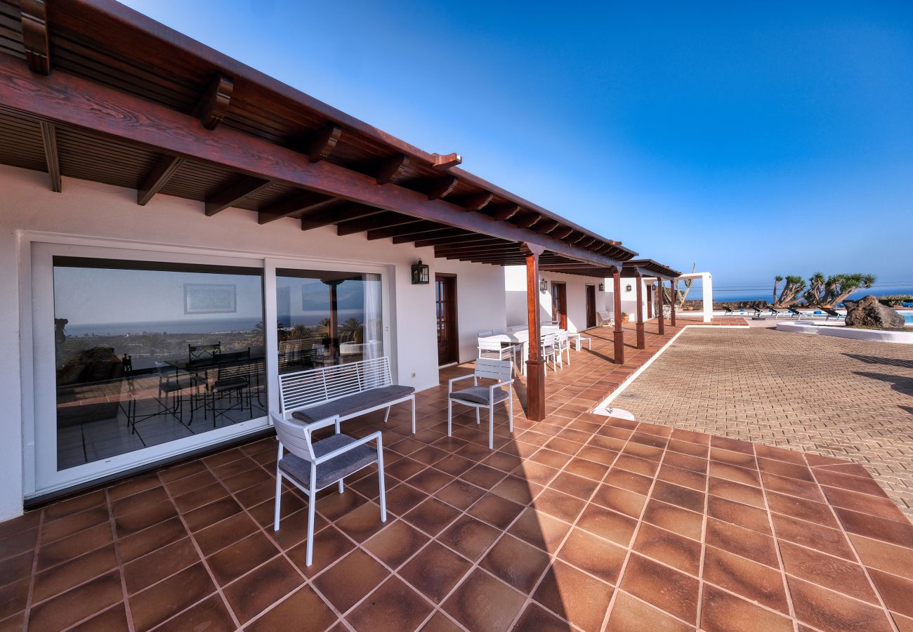 Villa in Puerto del Carmen - Villa Luciano-Oceanic Bliss