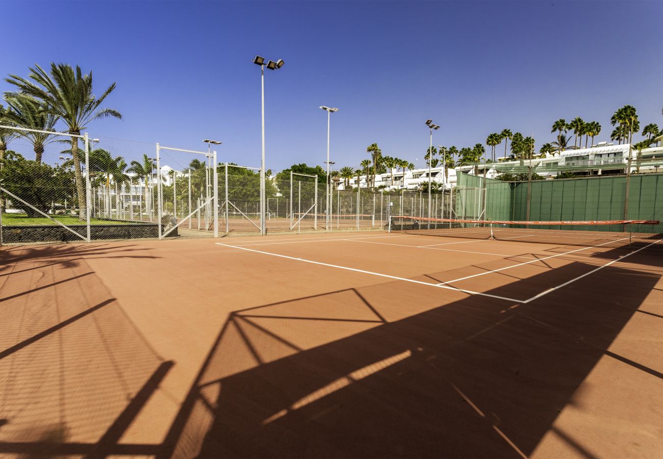 Ferienhaus in Puerto del Carmen - Green Volcano -200 m vom Strand entfernt - Zugang zum Sportzentrum Fariones inklusive (Schwimmbad, Sauna, Fitnessraum)