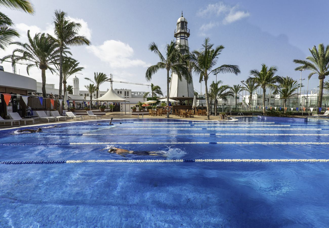 Ferienhaus in Puerto del Carmen - Orange Volcano - 00 m vom Strand entfernt - Zugang zum Sportzentrum Fariones inklusive (Schwimmbad, Sauna, Fitnessraum)