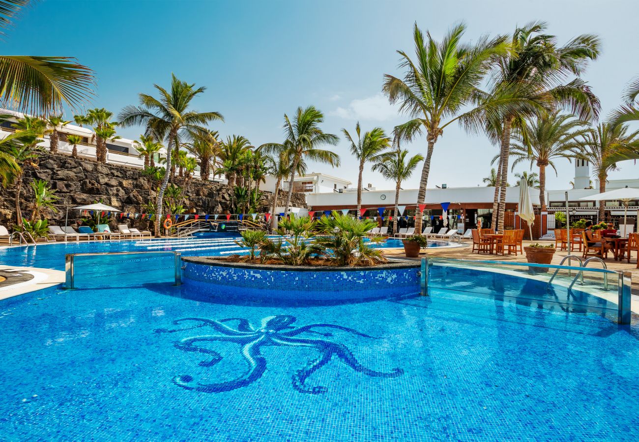 Ferienhaus in Puerto del Carmen - Orange Volcano - 00 m vom Strand entfernt - Zugang zum Sportzentrum Fariones inklusive (Schwimmbad, Sauna, Fitnessraum)