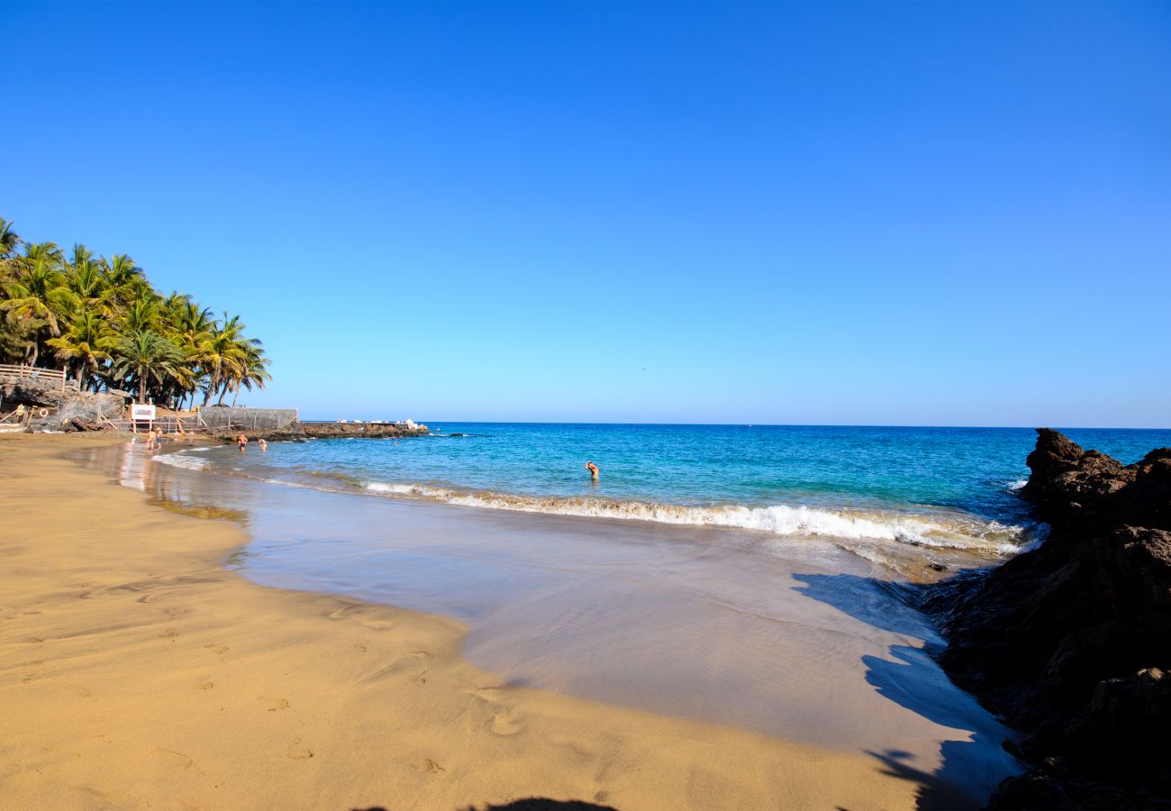 Ferienhaus in Puerto del Carmen - Orange Volcano - 00 m vom Strand entfernt - Zugang zum Sportzentrum Fariones inklusive (Schwimmbad, Sauna, Fitnessraum)