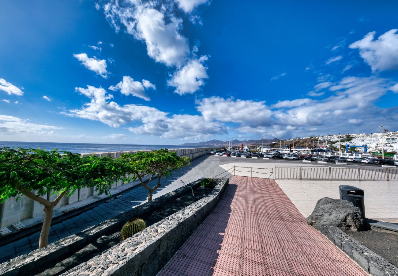 Ferienhaus in Puerto del Carmen - CASA VARADERO-ZENTRAL MIT MEERBLICK-En alemán, la frase sería:  