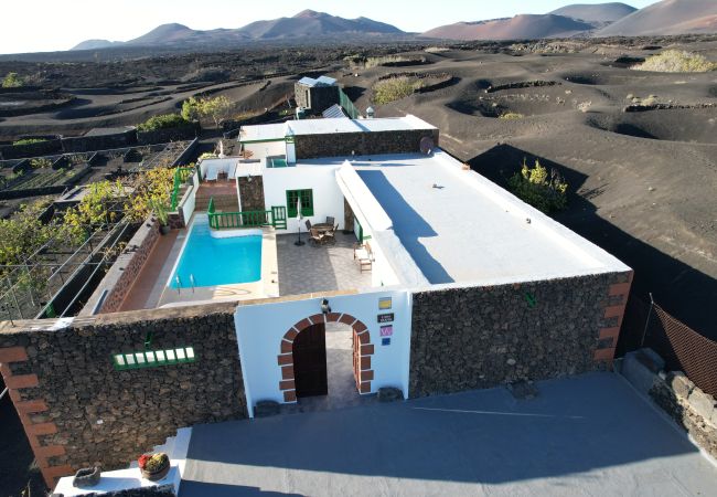  in Yaiza - Casa Diama 1: Blick auf La Geria und gemeinsames Schwimmbad 