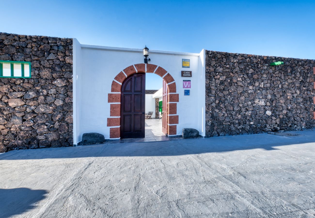 Ferienhaus in Yaiza - Casa Diama 1: Blick auf La Geria und gemeinsames Schwimmbad 