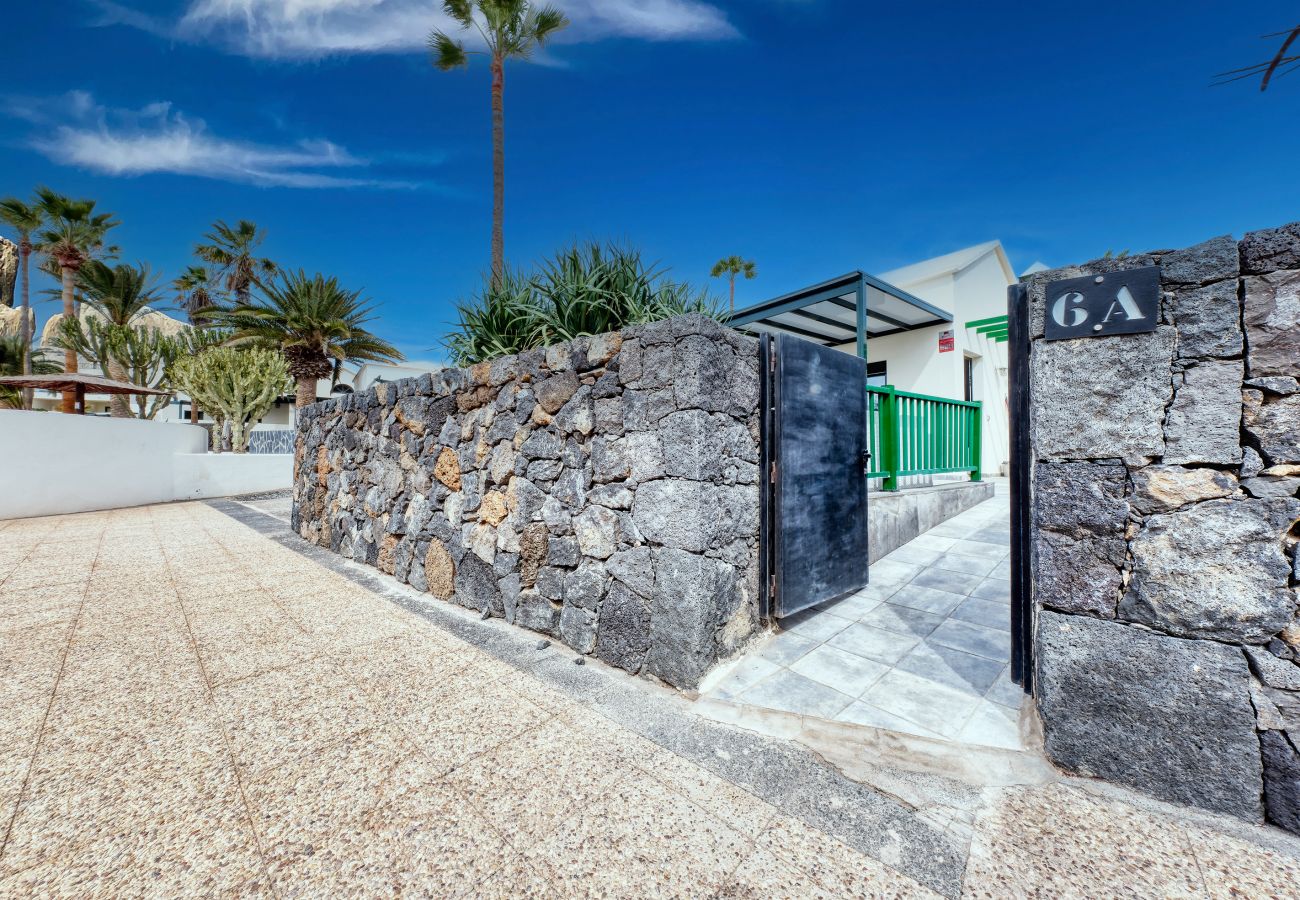 Ferienhaus in Costa Teguise - Luxuriöser Bungalow direkt an der Strandpromenade