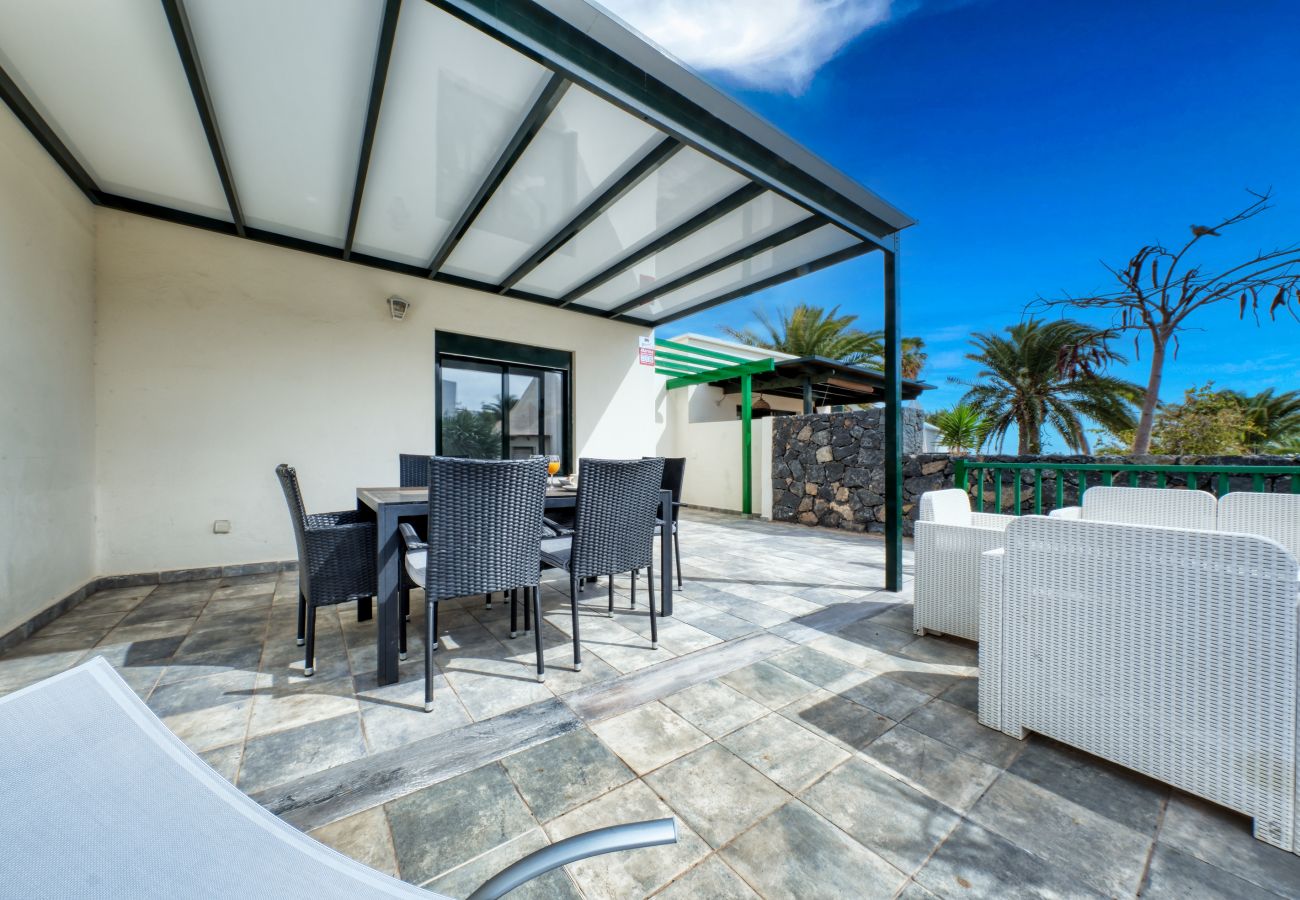 Ferienhaus in Costa Teguise - Luxuriöser Bungalow direkt an der Strandpromenade