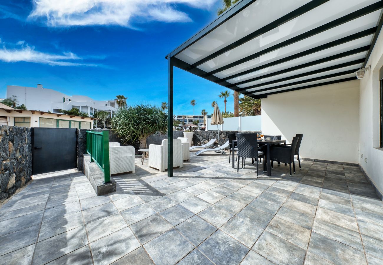 Ferienhaus in Costa Teguise - Luxuriöser Bungalow direkt an der Strandpromenade