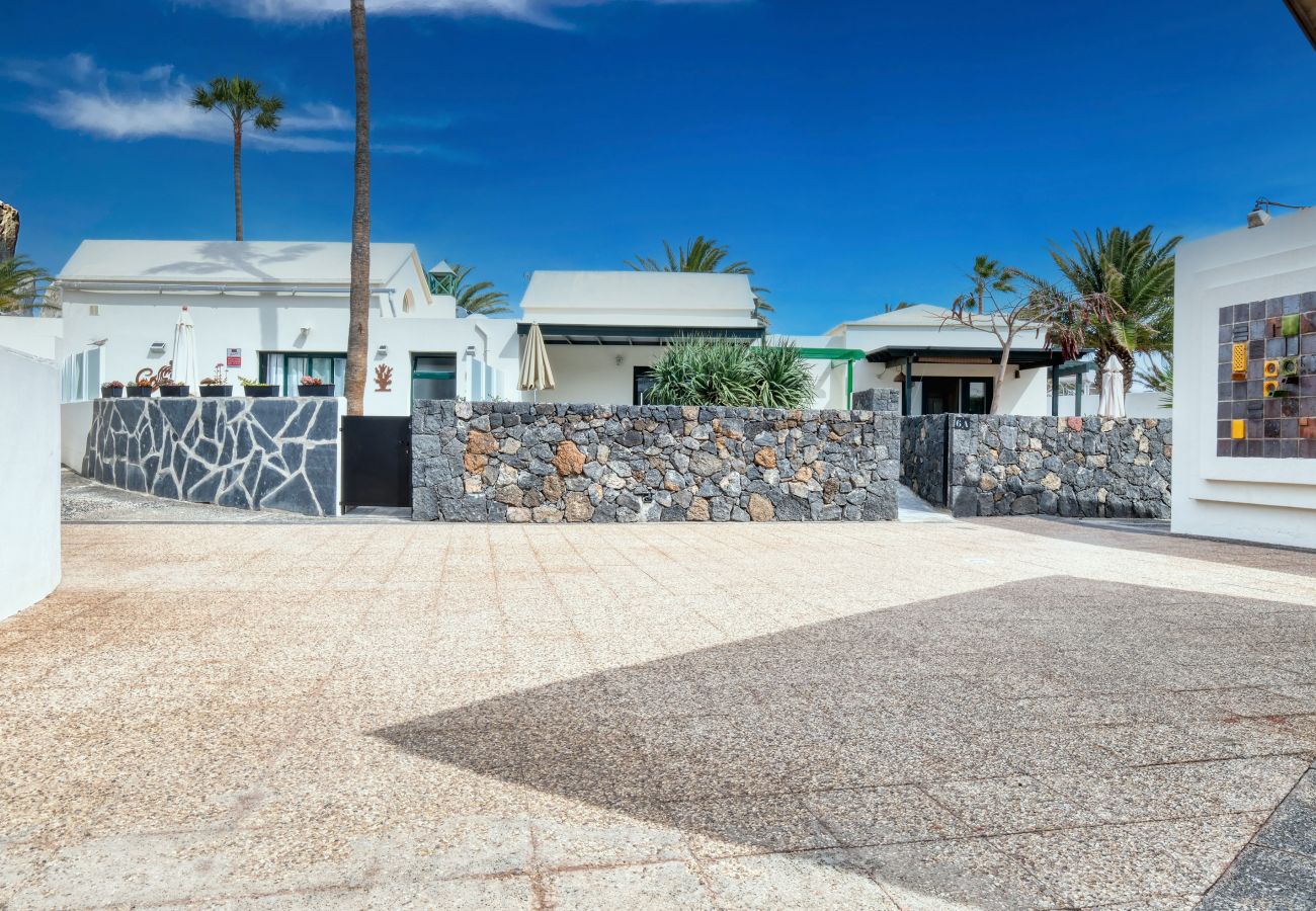 Ferienhaus in Costa Teguise - Luxuriöser Bungalow direkt an der Strandpromenade