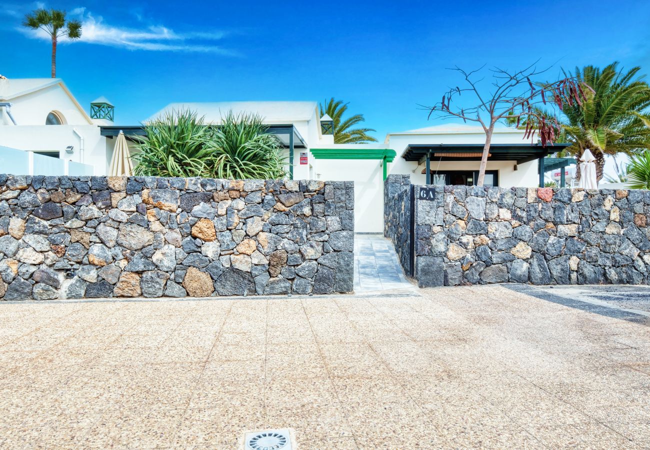 Ferienhaus in Costa Teguise - Luxuriöser Bungalow direkt an der Strandpromenade